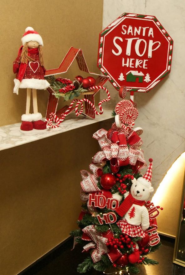 Decoração Santa Stop Here com bonecos e ursinho