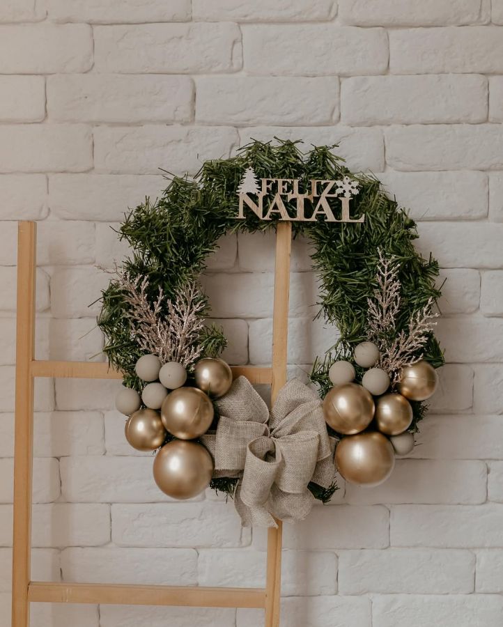 Guirlanda Feliz Natal com bolas douradas