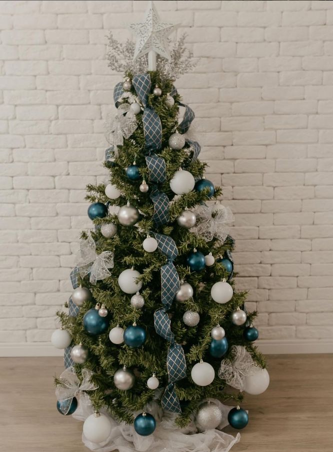 Árvore com laço xadrez azul e bolas brancas