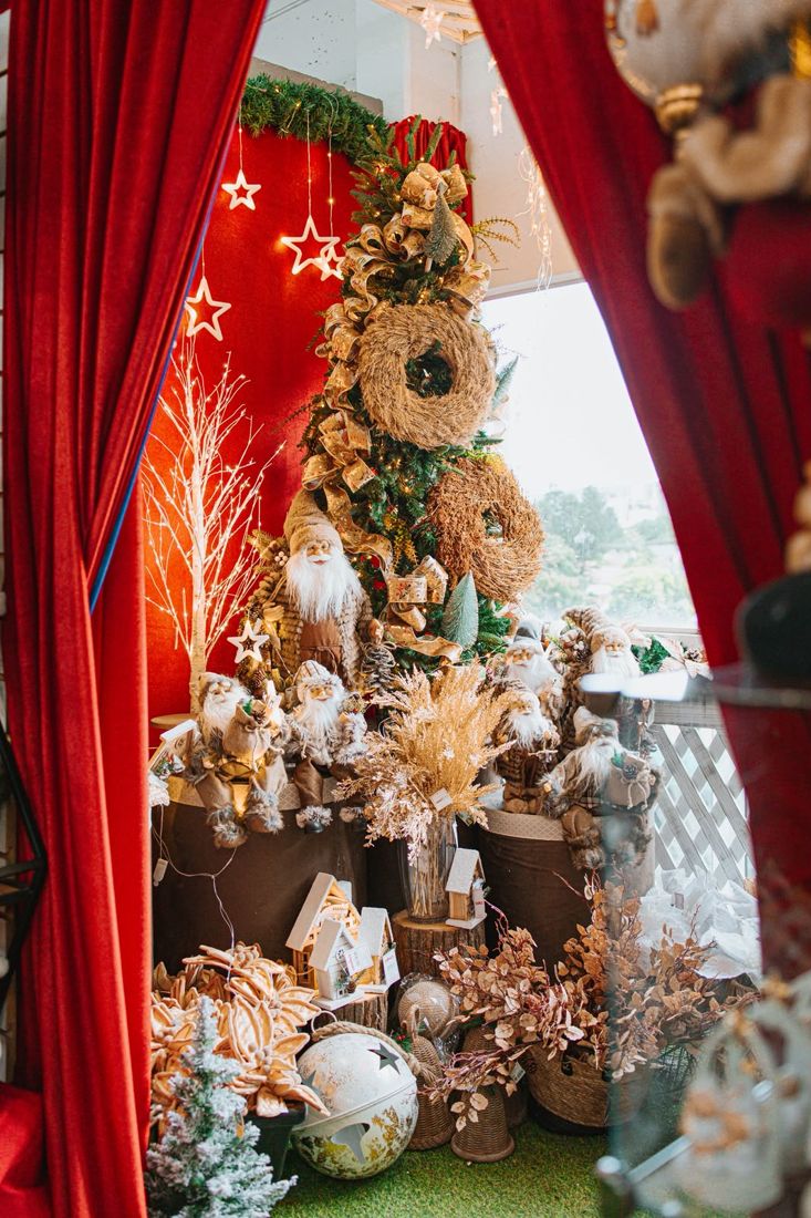 Vitrine de Natal da Gaby Store com árvores e enfeites