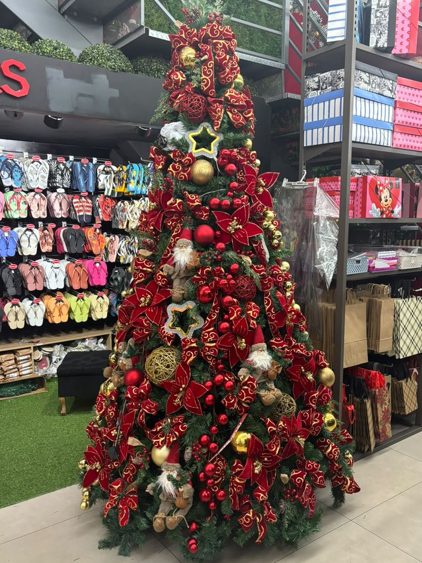 Árvore vermelha montada na loja Gaby Store