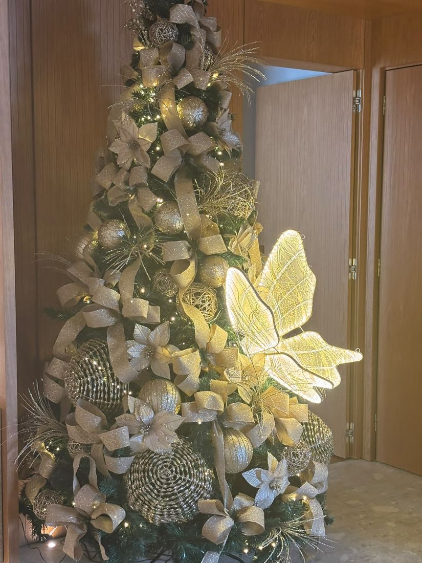 Árvore dourada com borboleta iluminada